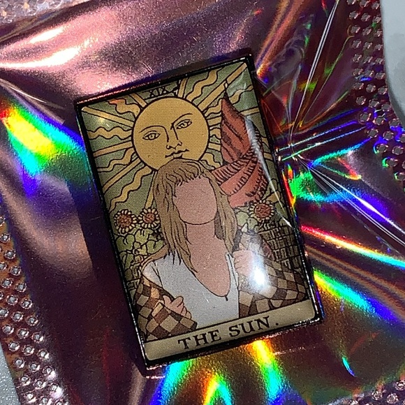 “THE SUN” TAYLOR SWIFT PIN TAROT TAYLOR PIN - THE SUN - Picture 4 of 9